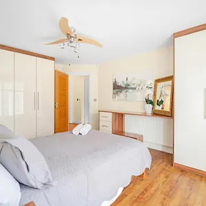 Kempton Park Views -two Double Bedroom Luxury Sunbury-on-Thames
